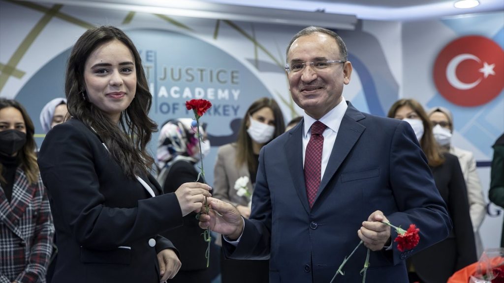 Adalet Bakanı Bekir Bozdağ: Ücretsiz avukat görevlendirilecek