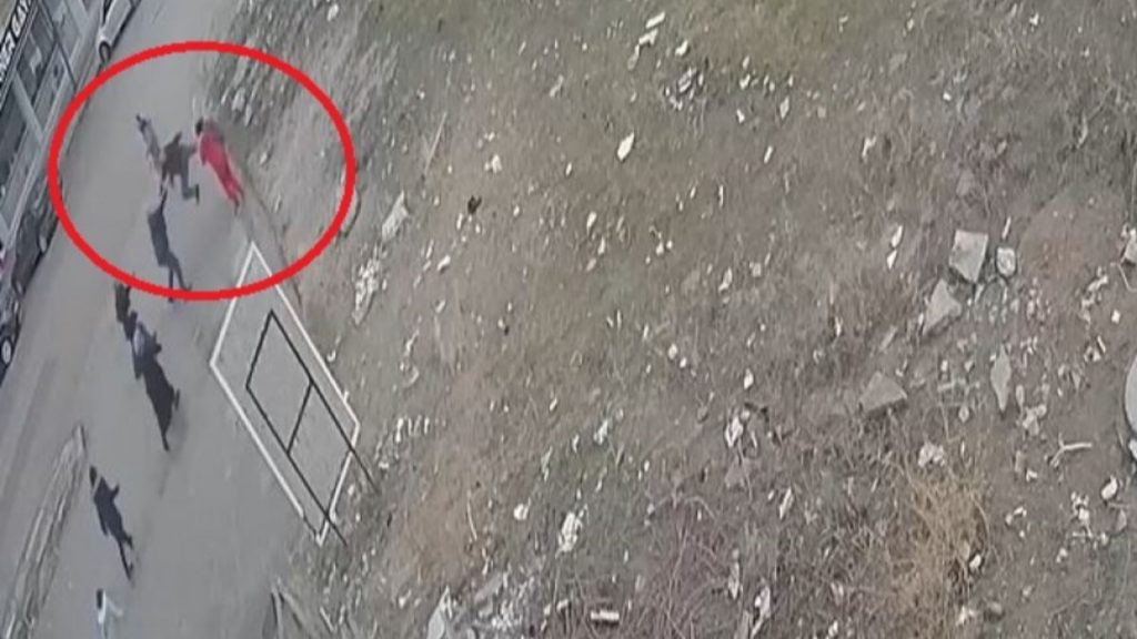 Ankara’da sitede köpek besleyen komşusuna uçan tekme attı