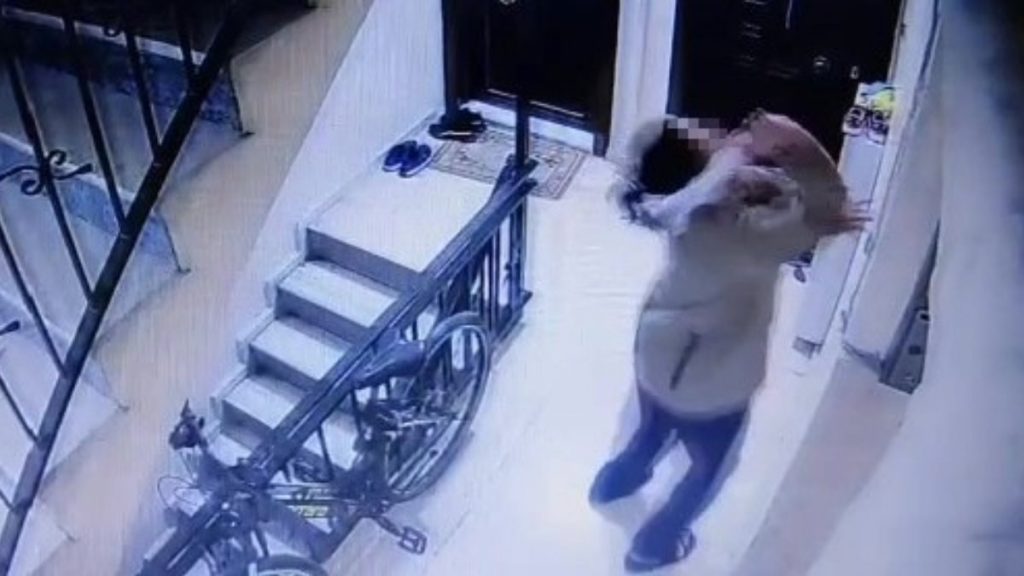 İstanbul’da komşu kabusu: Kapıda çıplak adam var, evime giremiyorum
