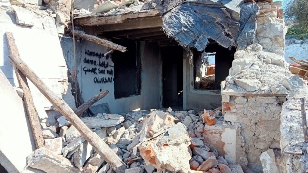 İzmir’de metruk bina, hurdacının üzerine yıkıldı