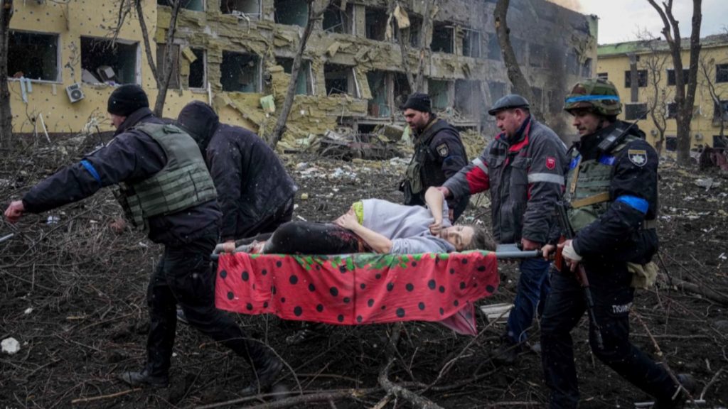 Mariupol’de vurulan çocuk hastanesinden görüntüler