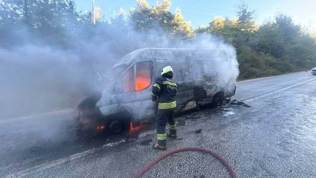 Bodrum’da öğrencileri taşıyan servis alev aldı