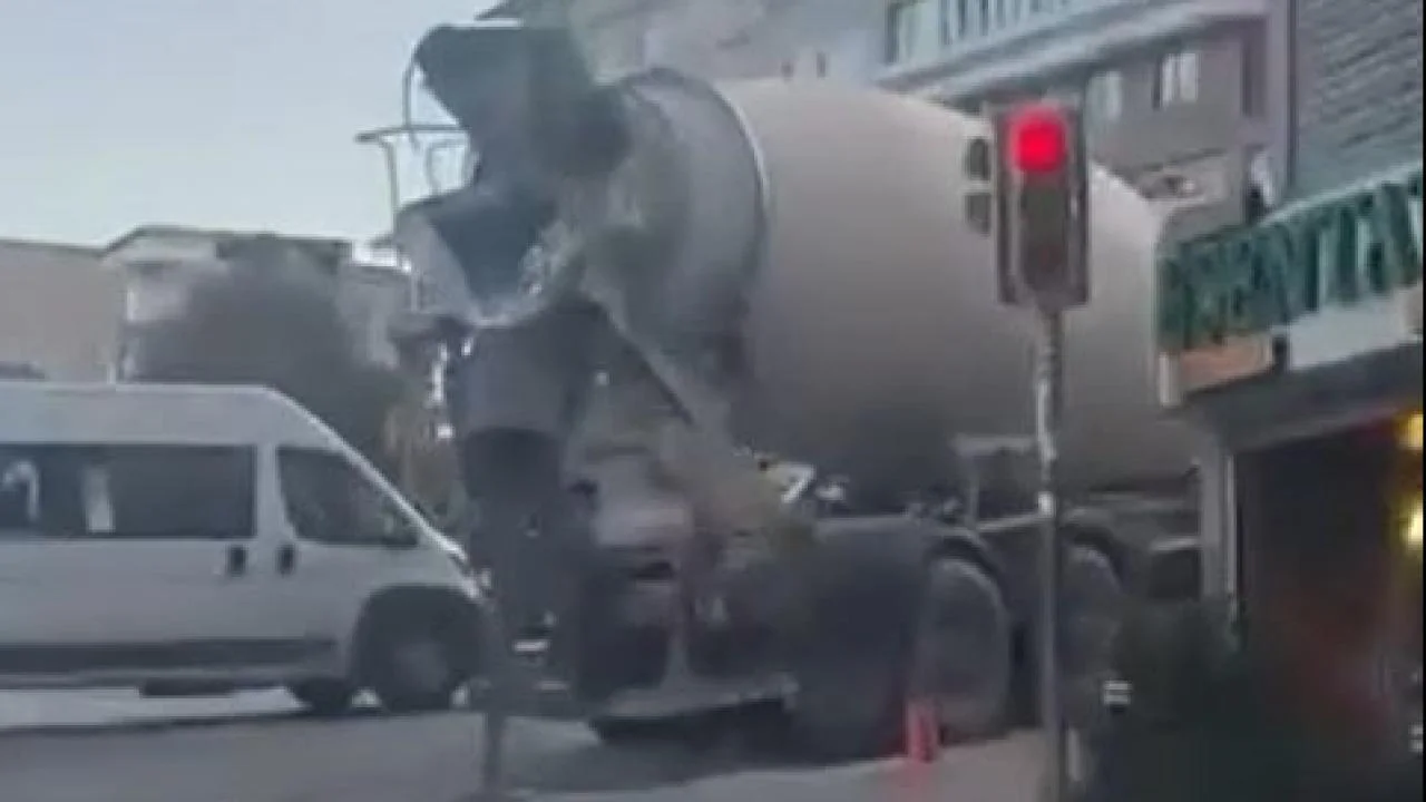 Küçükçekmece’de yola harç döken sürücüye ceza