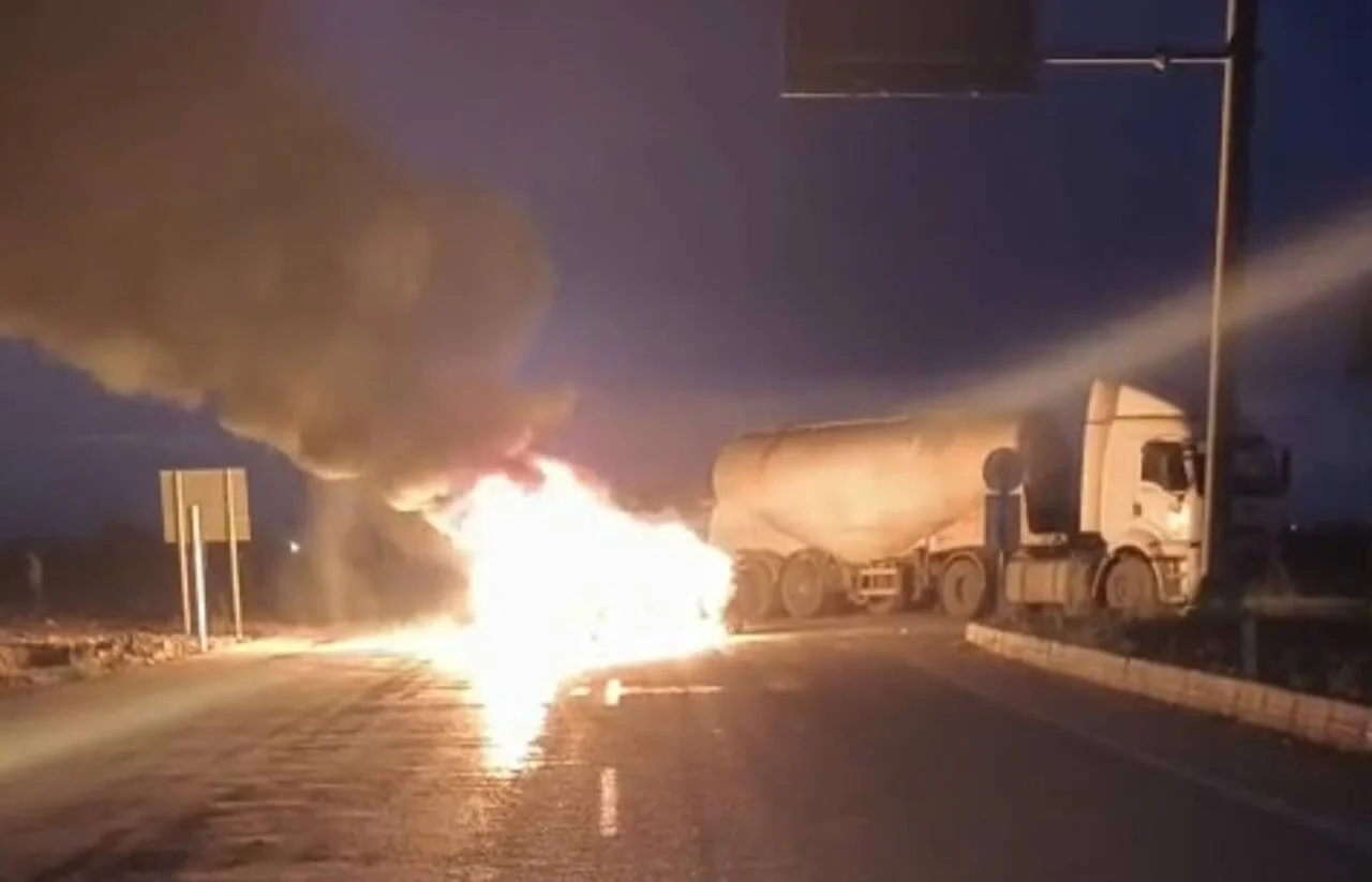 Kadirli-Kozan yolunda otomobil TIR’a çarptı: 1 yaralı