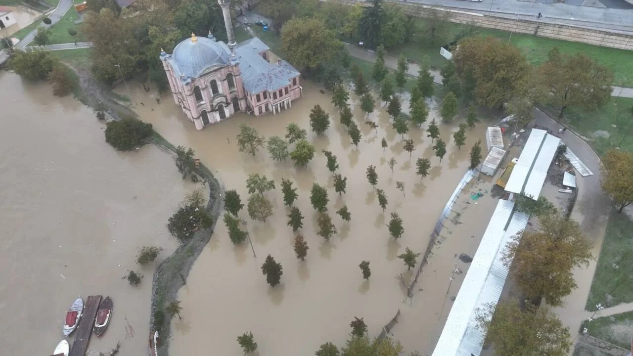 Kağıthane Deresi taştı, tarihi Sadabad Camii su altında