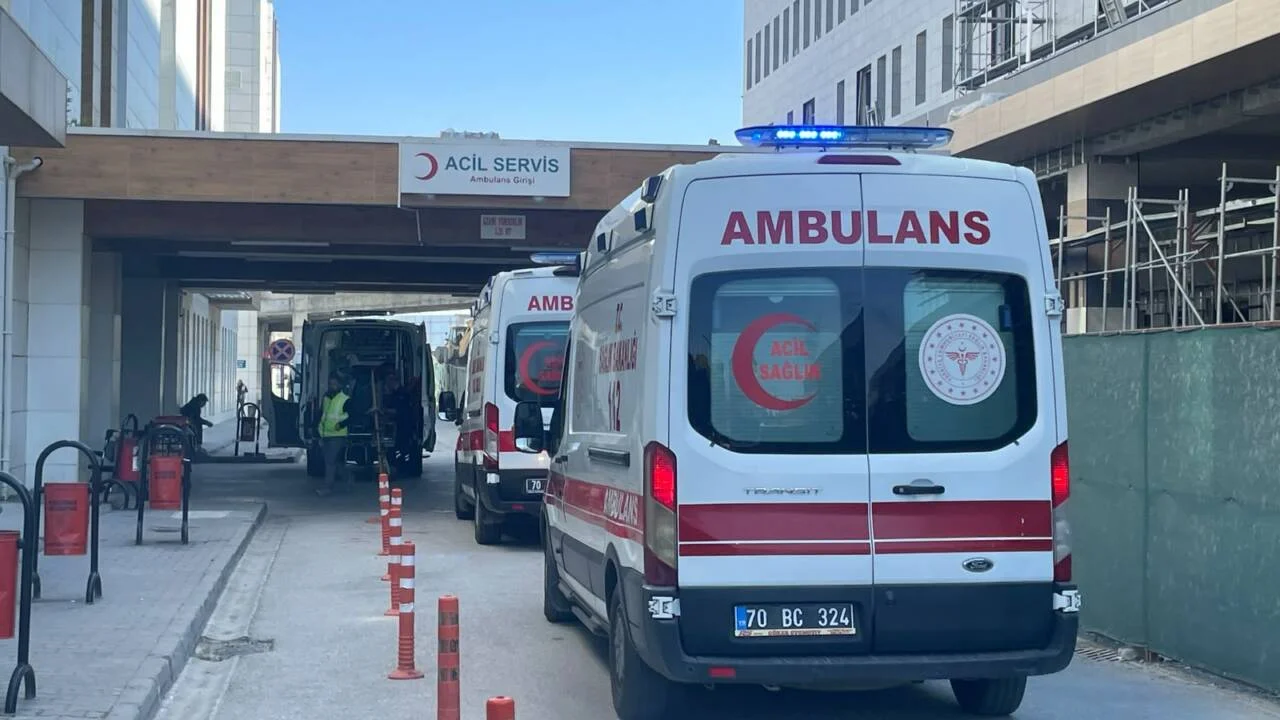 Devrilen tarım aracındaki 8 kişi yaralandı