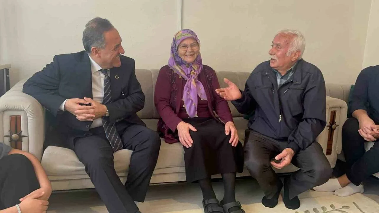 Sosyal medyada çok konuşulmuştu: Sağanakta mazgal temizleyen yaşlı kadına teşekkür