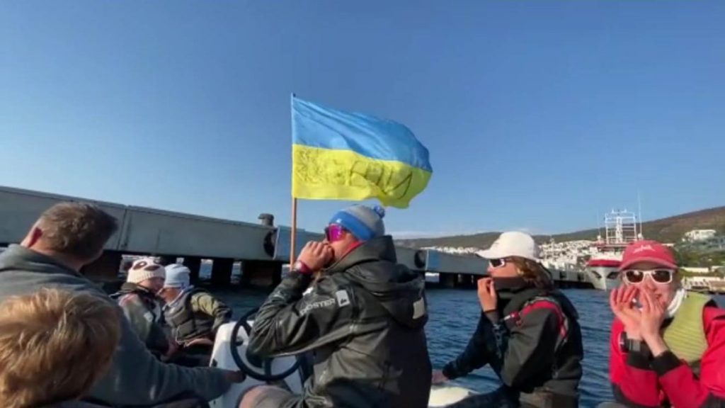 Abramoviç’in Muğla’ya gelen yatına, Ukraynalı yelkencilerden protesto