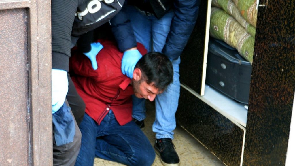 Adana’da bonzai yakalatan şahıs hüngür hüngür ağladı