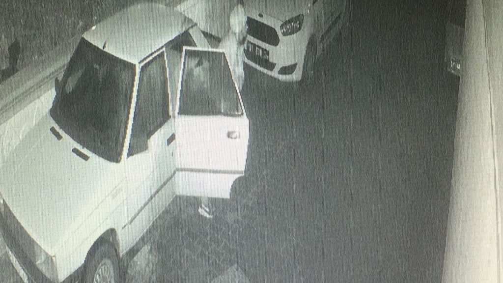 Adana’da hırsız, içinde uyuduğu 4 otomobili çaldı