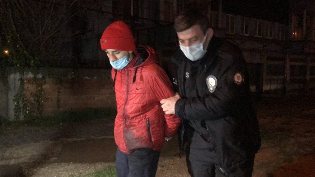 Adana’da polisten kaçan hırsızlar kaza yaptı