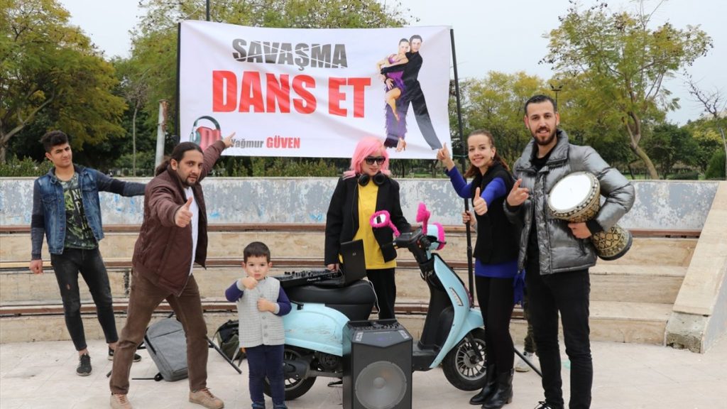 Adana’da Rusya-Ukrayna savaşına danslı protesto
