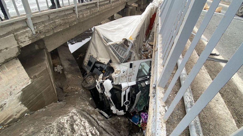 Ağrı’da iki köprü arasına tır düştü