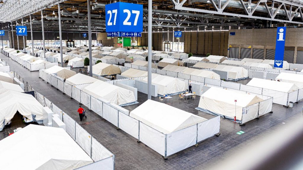 Almanya’da fuar alanında Ukraynalı mülteciler için çadırlar kuruldu