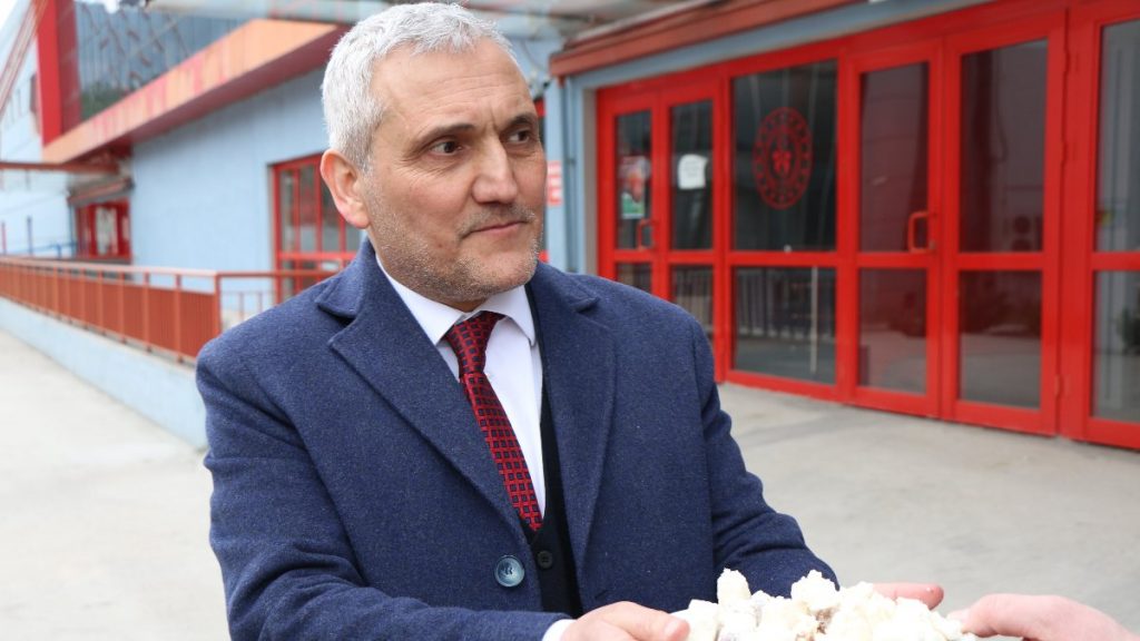 Amatör lige düşen Karabükspor’da Başkan helva dağıttı