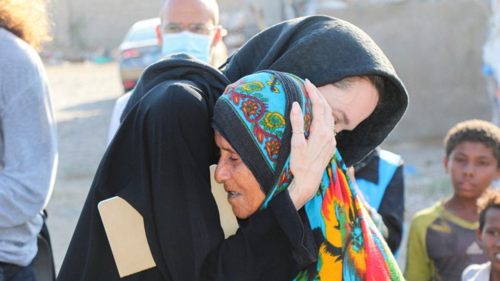 Angelina Jolie, Yemen’de sığınmacı kampına gitti