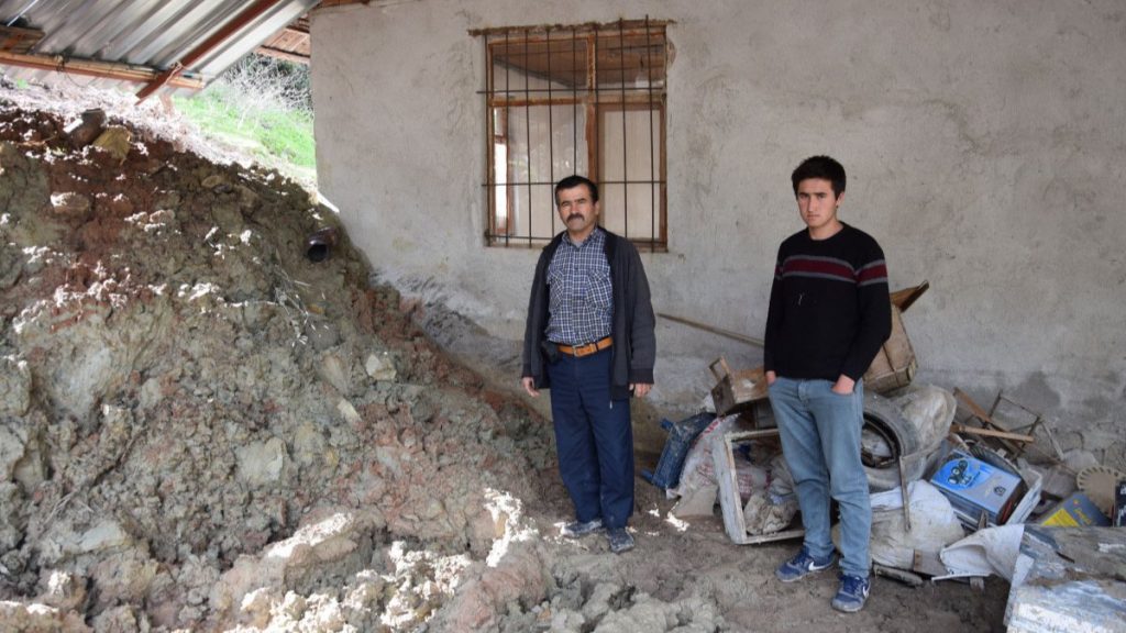 Antalya’da, 6 kişilik aile heyelan korkusuyla yaşıyor