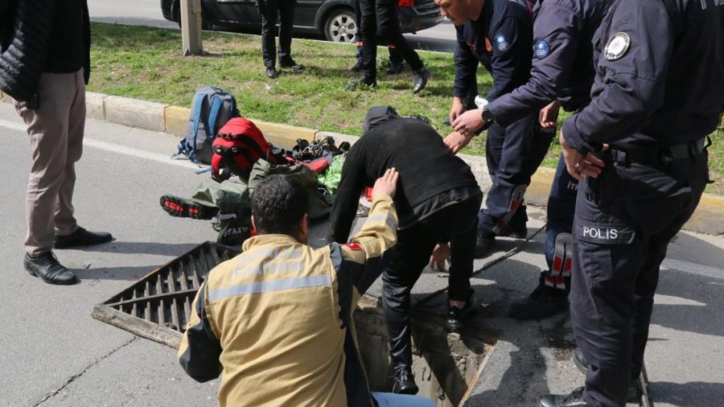 Antalya’da kanalizasyonda mahsur kalan hurdacıları çığlıkları kurtardı