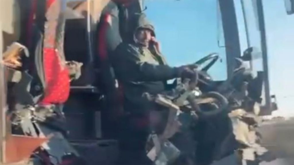 Antalya’da kaza yaptığı otobüsle trafiğe çıktı