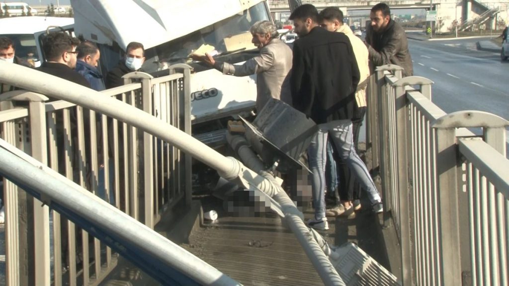 Arnavutköy’de üzerine trafik lambası devrilen genç yaşamını yitirdi