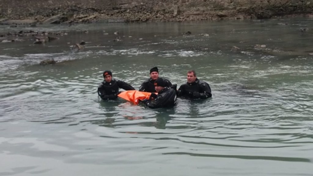 Artvin’de nehre düşen tırın şoförü cansız bulundu