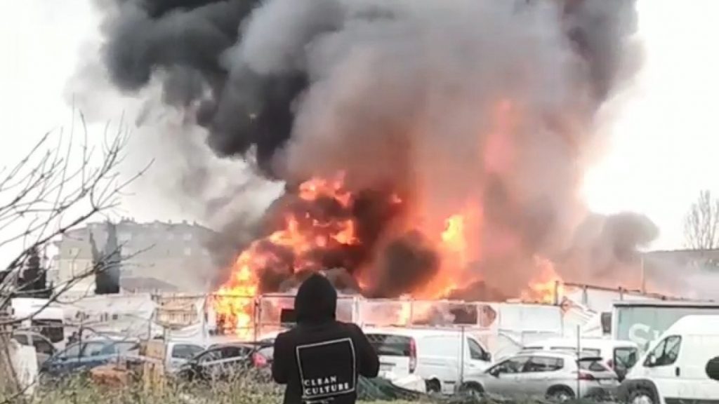 Ataşehir’de plastik ve tahta palet üretimi yapılan iş yerinde yangın