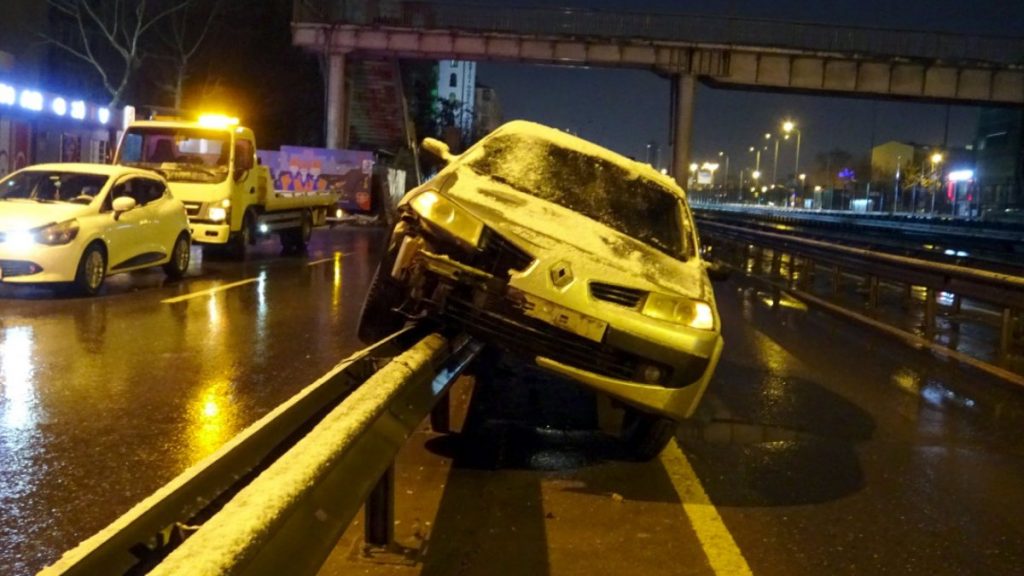 Avcılar’da hangi yola gideceğini bilemeyen sürücü, kaza yaptı