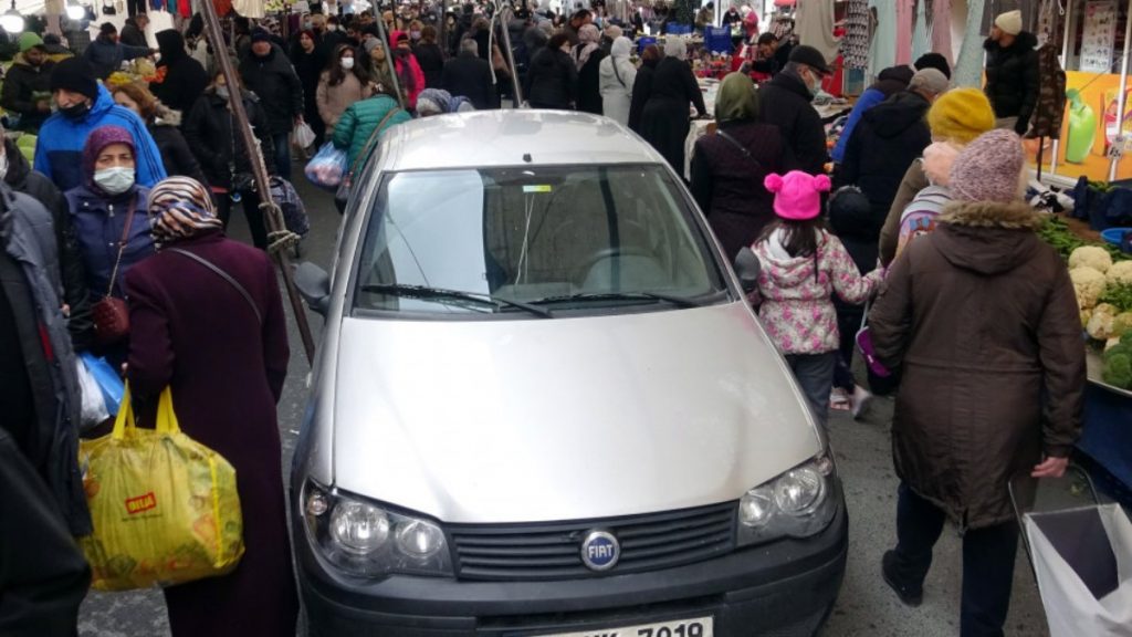 Avcılar’da pazara park edilen otomobil unutuldu