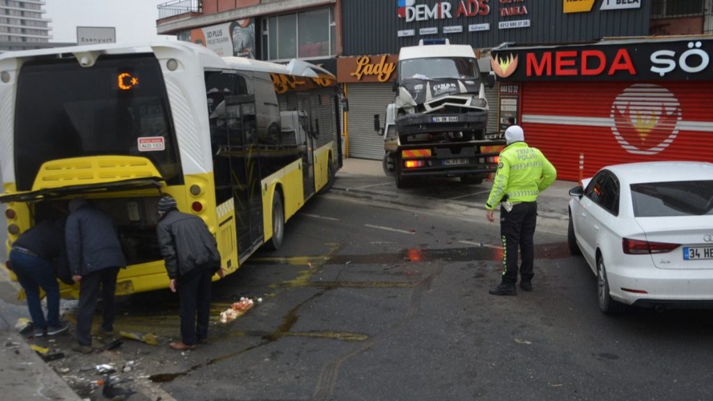 Avcılar’da savrulan İETT otobüsüne minibüs ve otomobil çarptı