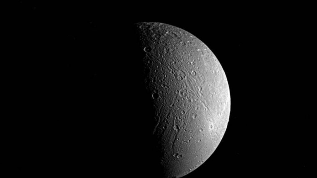 Ay’ın karanlık yüzüne uzay çöpü çarptı, 20 metrelik krater oluştu