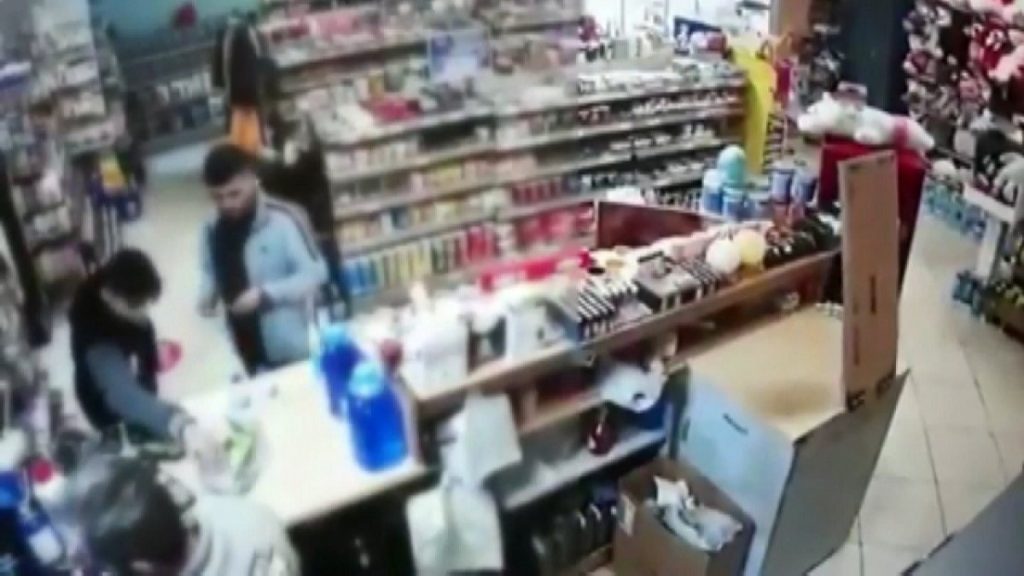 Bağcılar’da kredi kartı hırsızları, alışveriş yapınca yakalandı