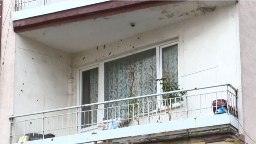 Bahçelievler’de, taciz şüphelisinin evi taşlandı