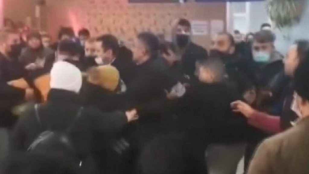 Bakırköy’de, doktoru ve güvenlik görevlisini darbeden şahıs yakalandı