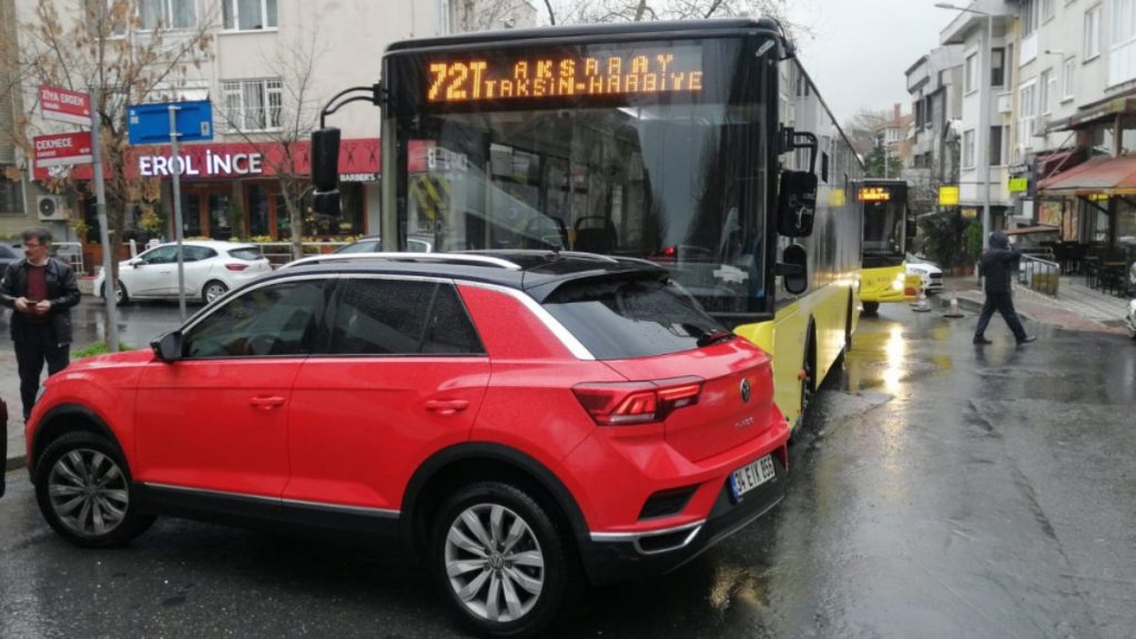 Bakırköy’de İETT otobüsü, otomobile çarptıktan sonra sürükledi