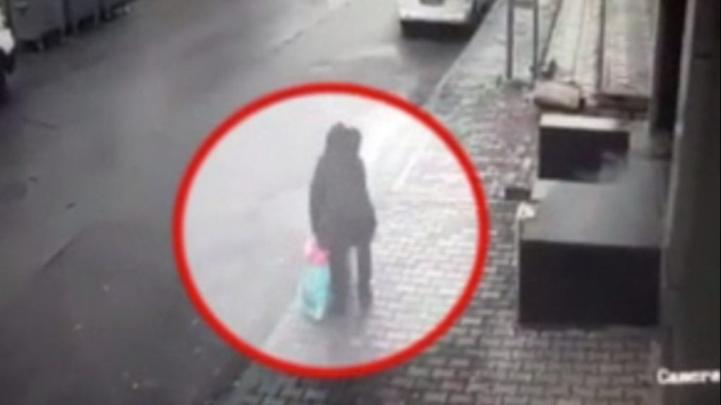 Başakşehir’de çocuğun yere düşürdüğü telefonu aldı