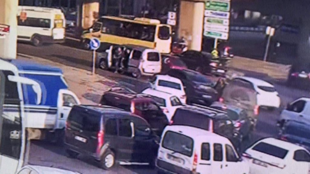 Başakşehir’de yol verme kavgasında aracını üzerlerine sürdü