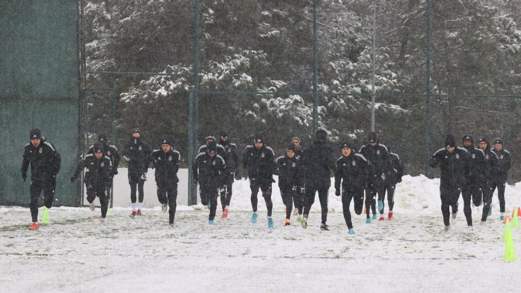 Beşiktaş derbi çalışmalarına kar yağışına rağmen devam etti