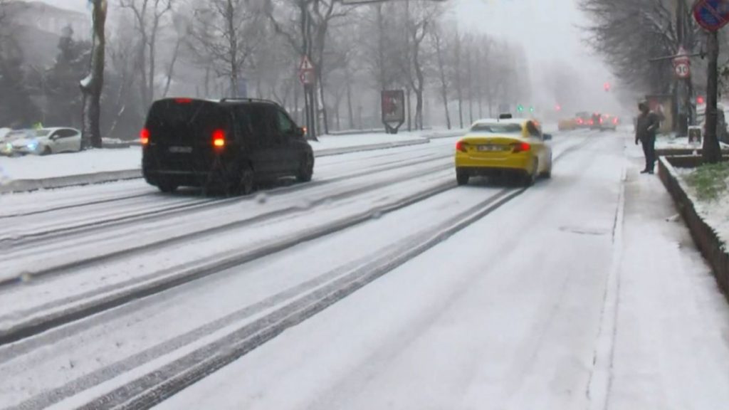 Beşiktaş’ta hızlanan kar, sürücülere zor anlar yaşattı