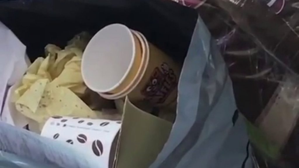 Beylikdüzü’nde sipariş ettiği bardakları, kargo çalışanları tarafından kullanıldı