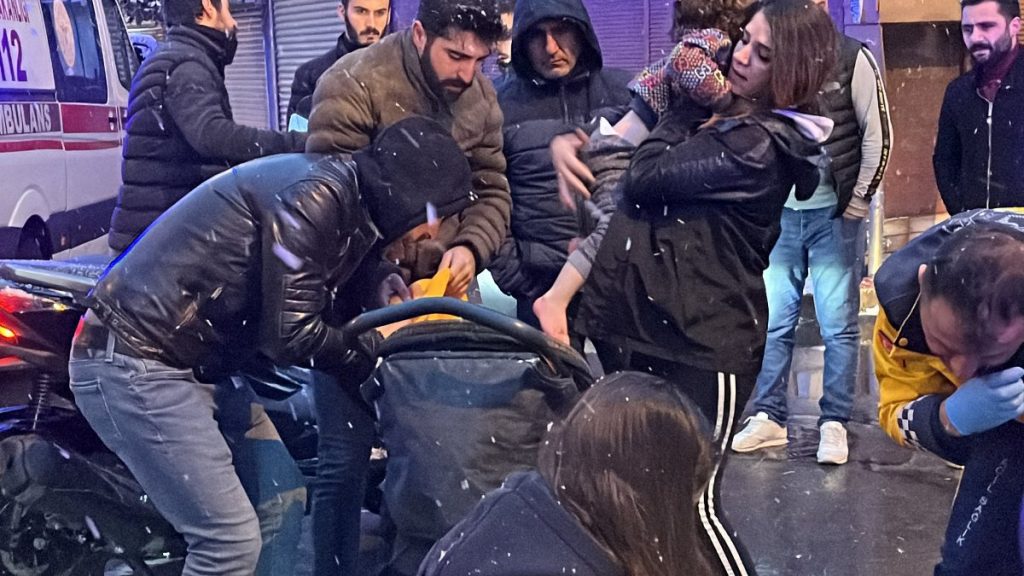 Beyoğlu’nda sokak ortasında eşini darbetti