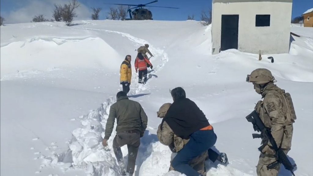 Bingöl’de jandarma, kanser hastasını sırtında taşıdı