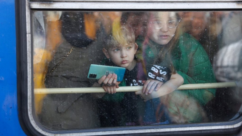 Binlerce Ukraynalı, Rusya’nın saldırdığı Kiev’den trenlerle kaçtı