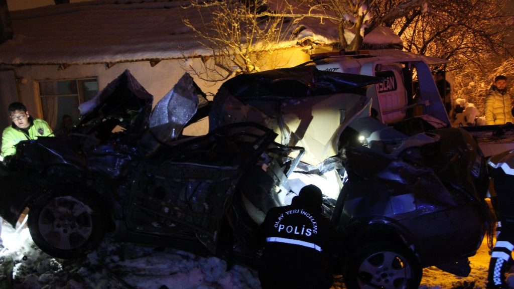 Burdur’da otomobil istinat duvarına çarptı: 4 ölü