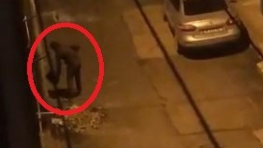 Bursa’da direğe bağlı çöp kovasını çalmaya çalıştı