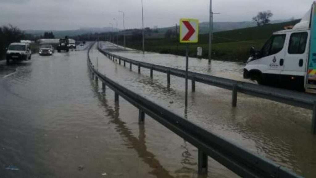 Büyükçekmece’de İSKİ boruları patladı: Araçlar ilerleyemedi