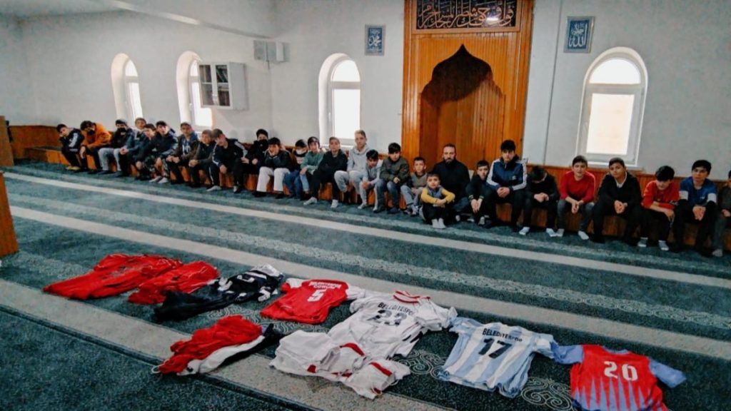 Çorum’da müezzin camiye gelen çocukları hediyelerle sevindiriyor
