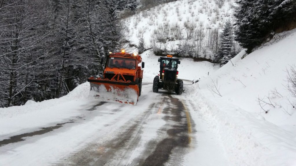 Doğu Karadeniz’de 1100 yerleşim yerinin yolu kardan kapalı