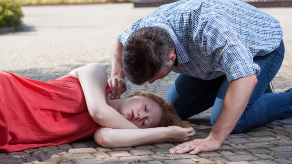 Doktorlardan uyarı: Epilepsi nöbeti geçirene soğan ya da kolonya koklatmayın