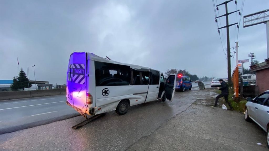 Düzce’de işçi servisi tırla çarpıştı: 11 yaralı