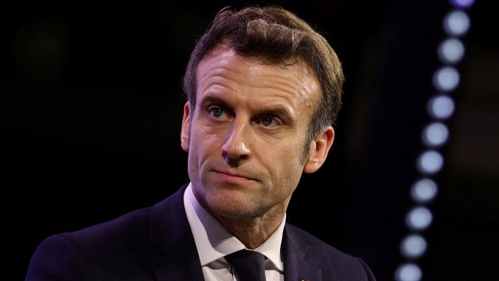 Emmanuel Macron, adaylığını duyurdu